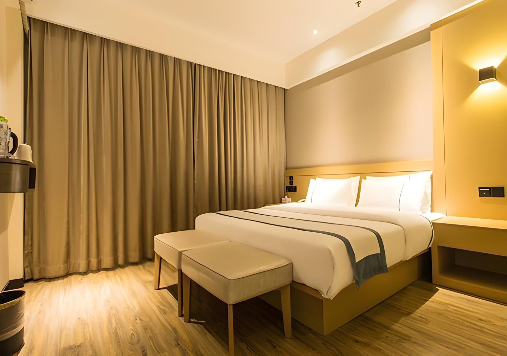 Stand Queen Room