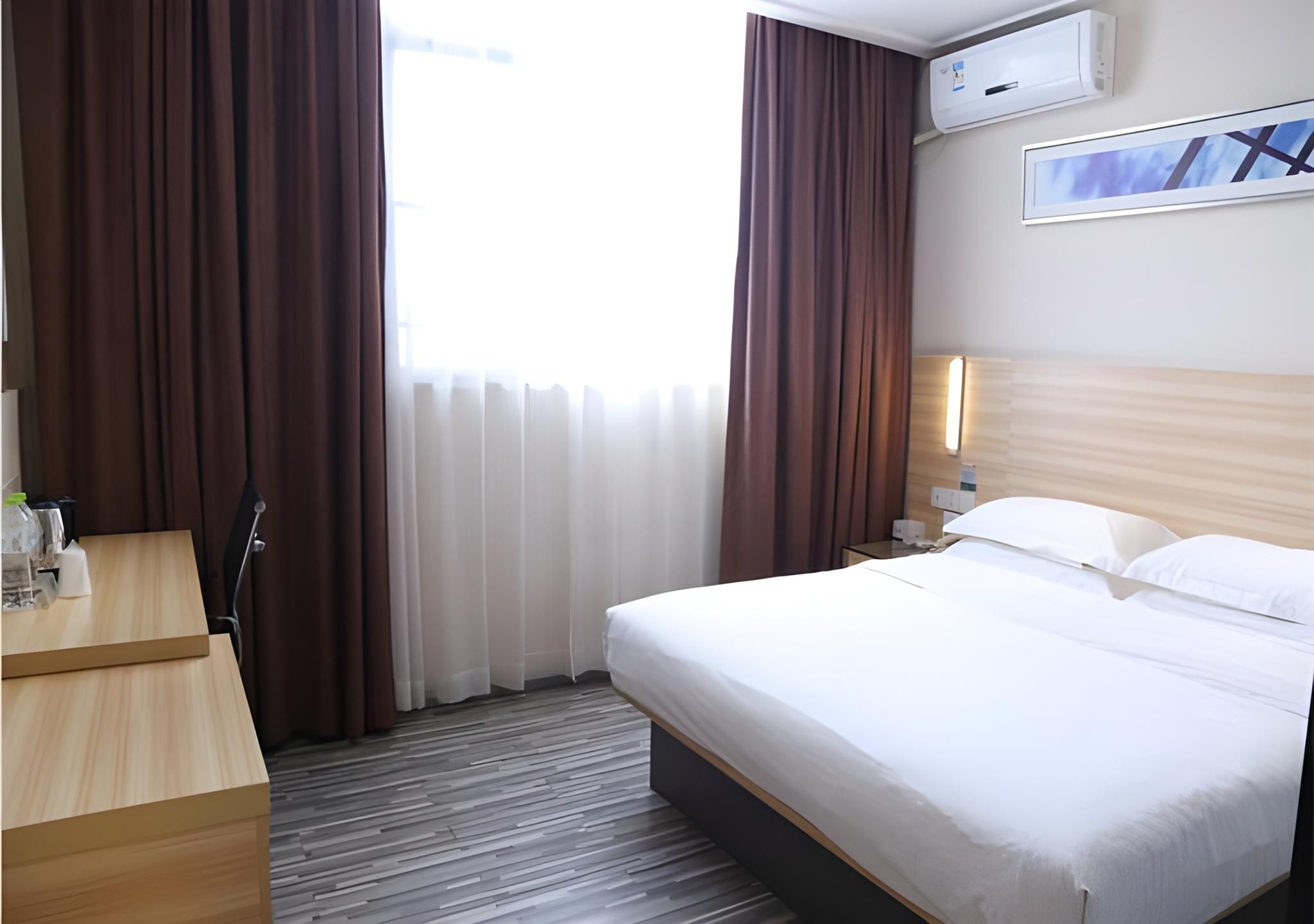 Stand Queen Room