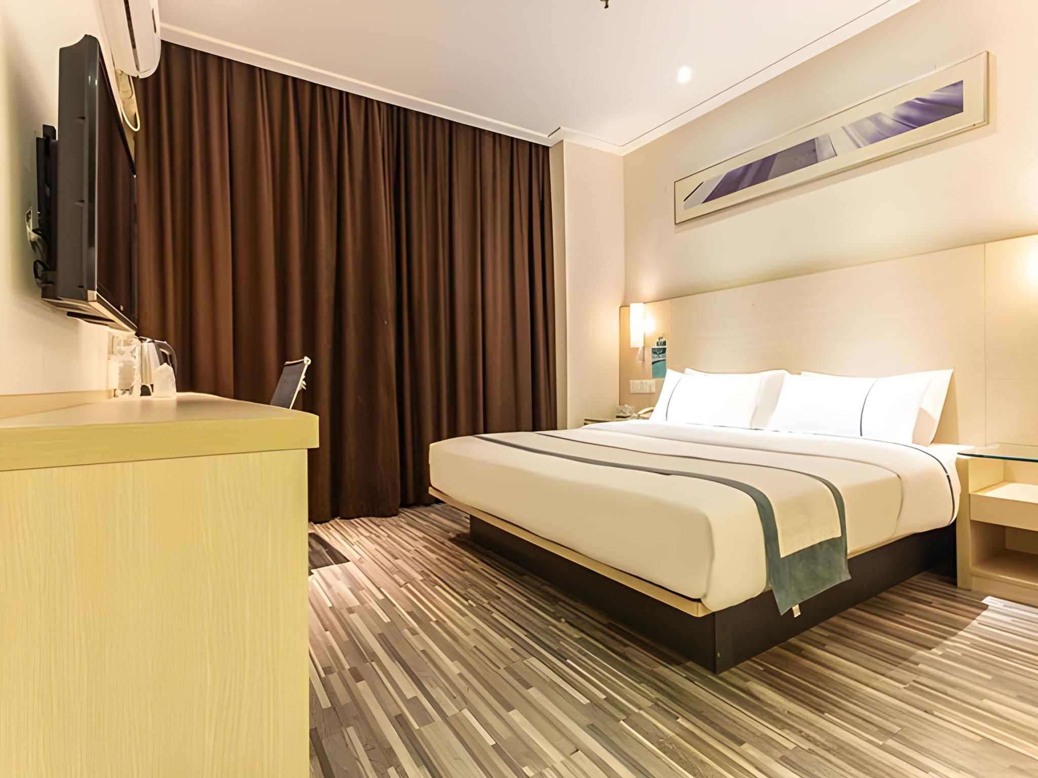 Stand Queen Room