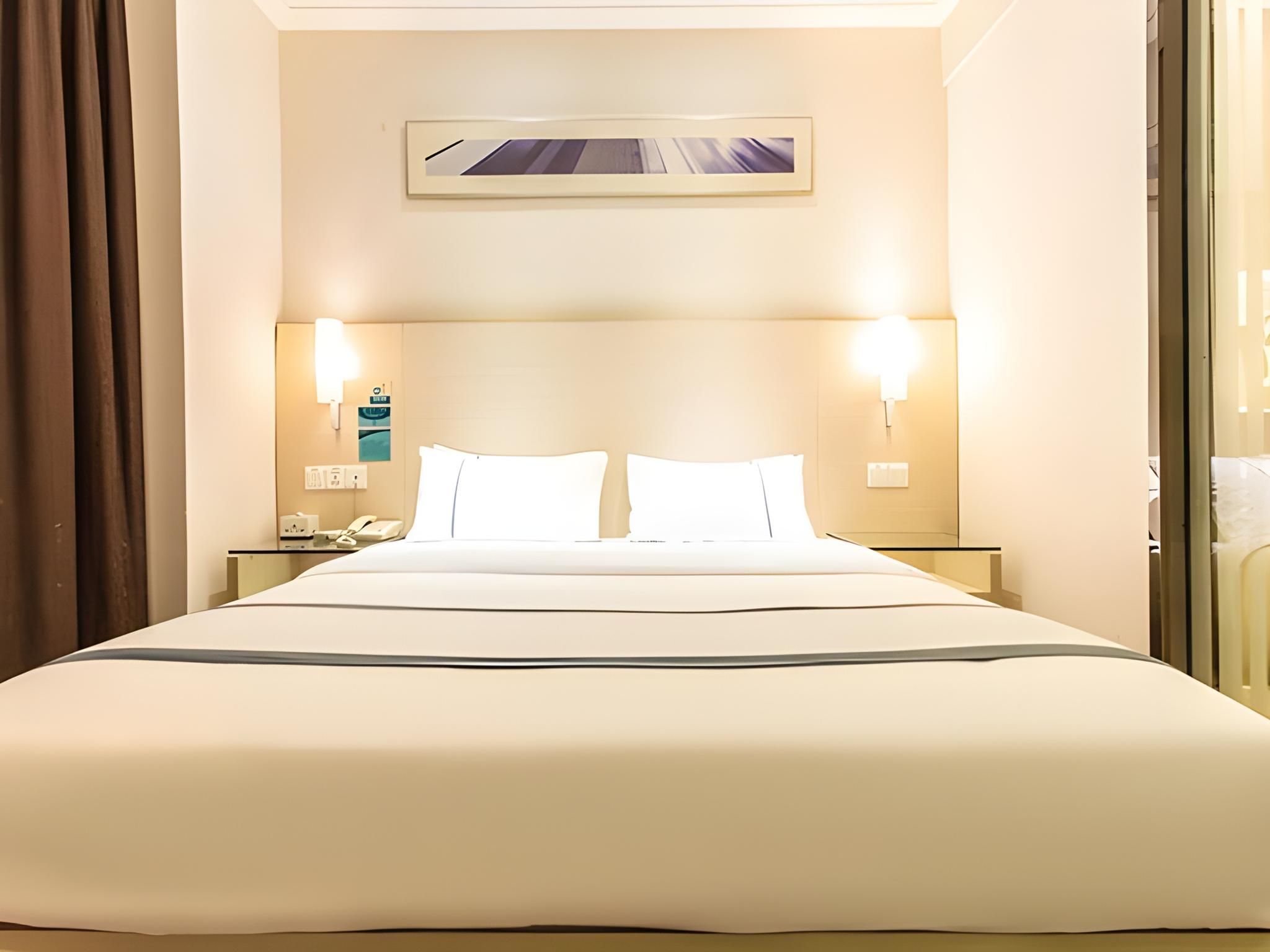 Stand Queen Room