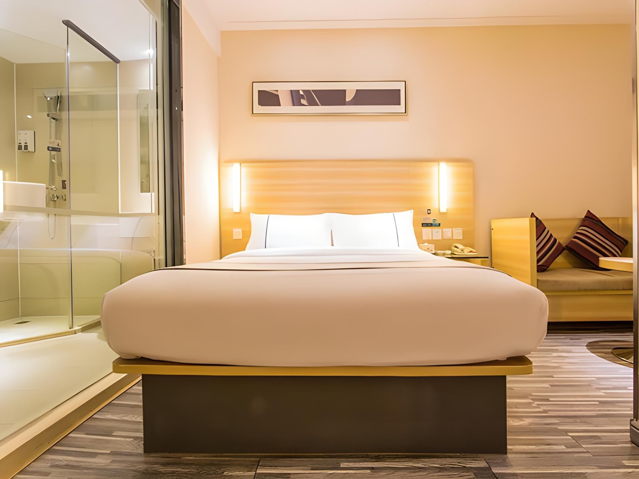 Stand Queen Room