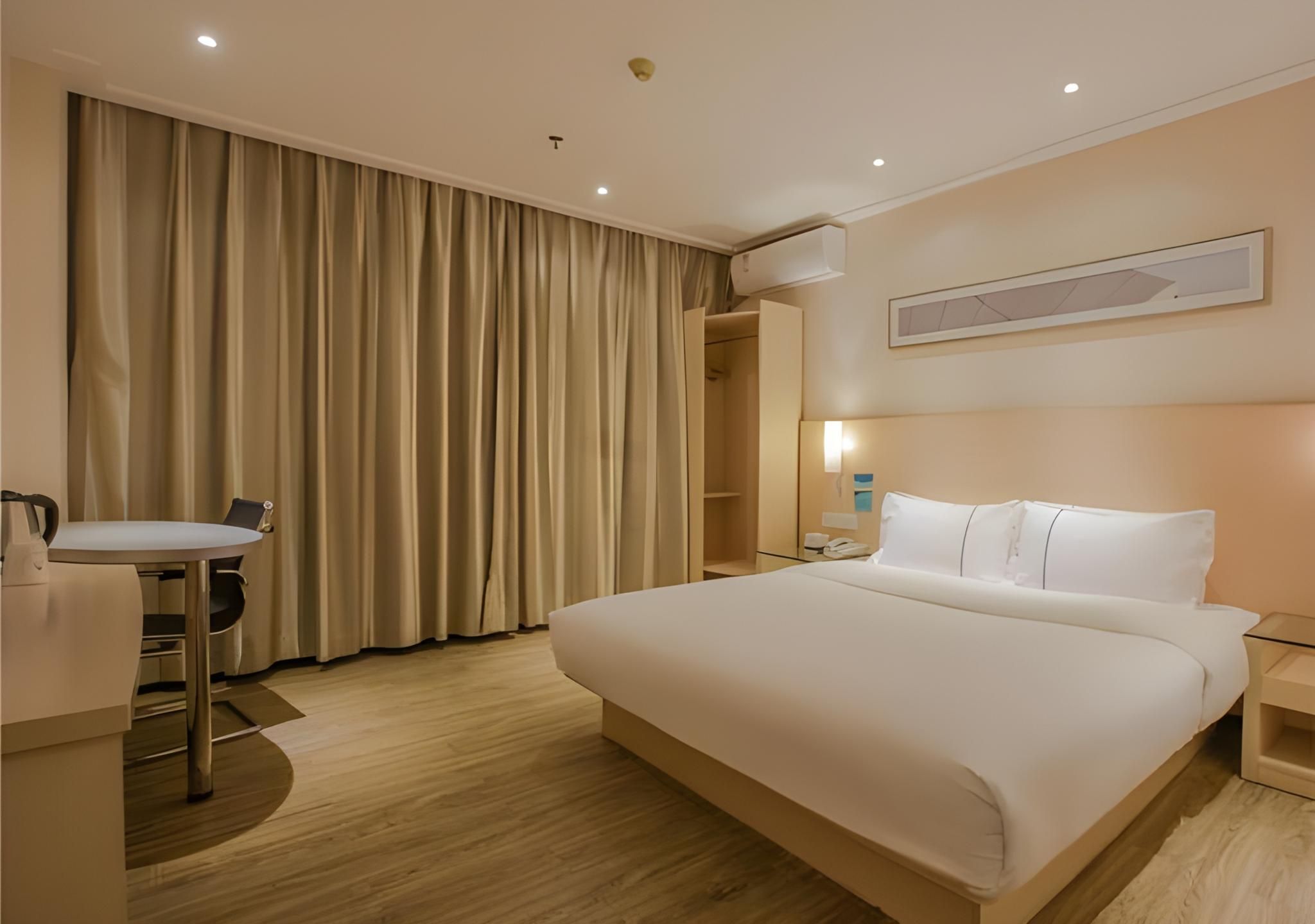 Business Queen Room