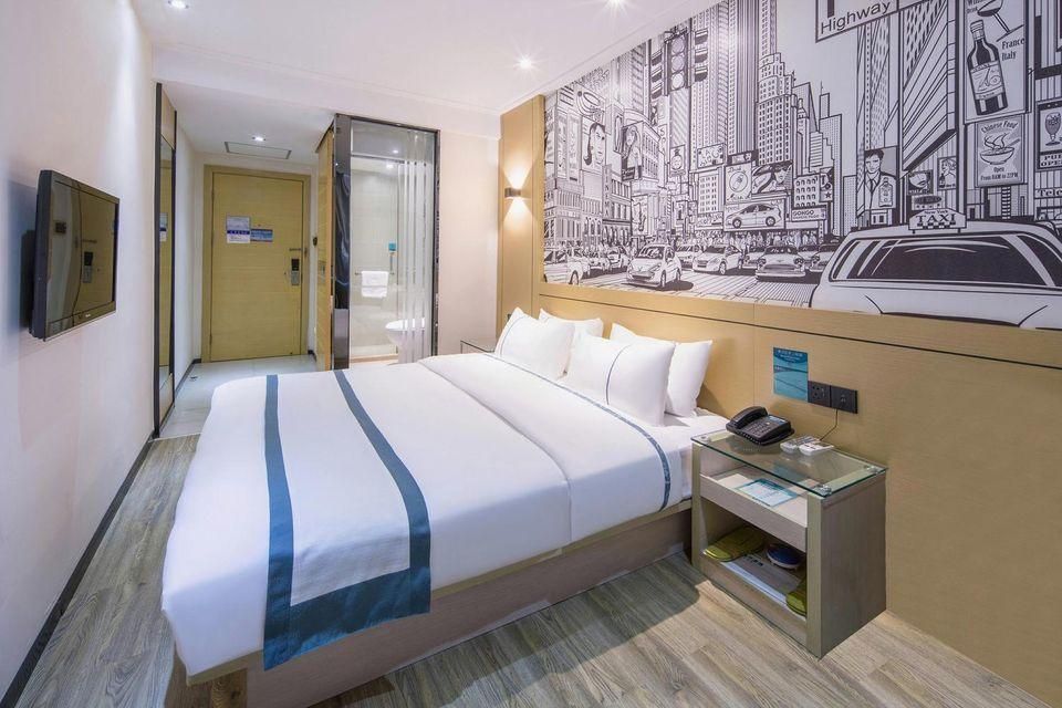 Stand Queen Room