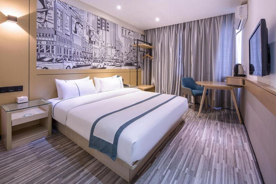 Business Queen Room