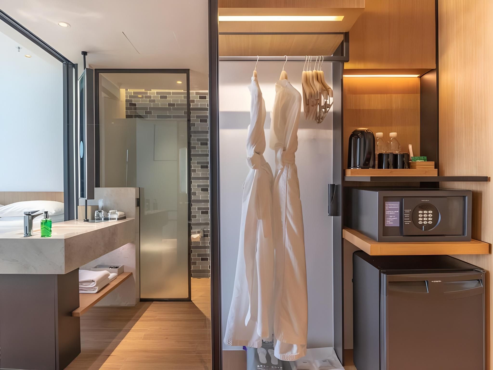 Queen Deluxe Room