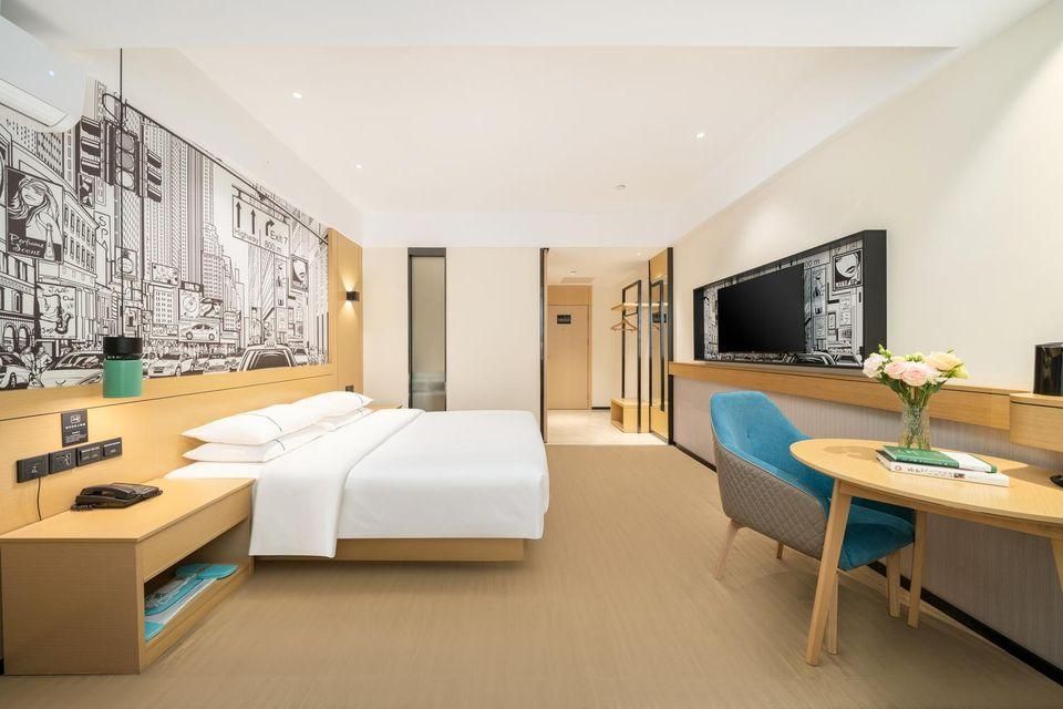 Stand Queen Room