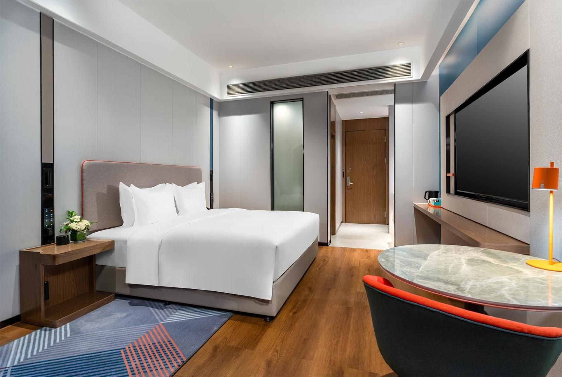 1 King Standard Extra Floor Space