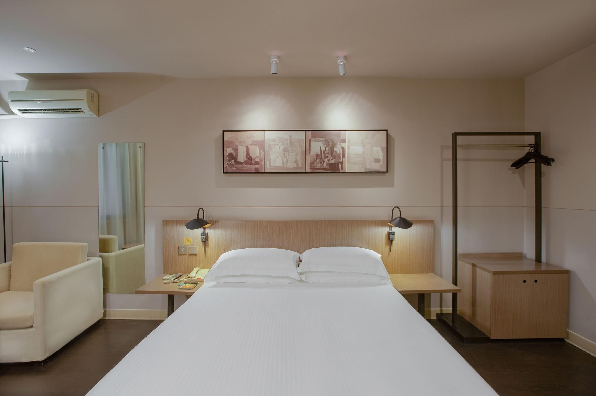 WH - Deluxe Bed Room