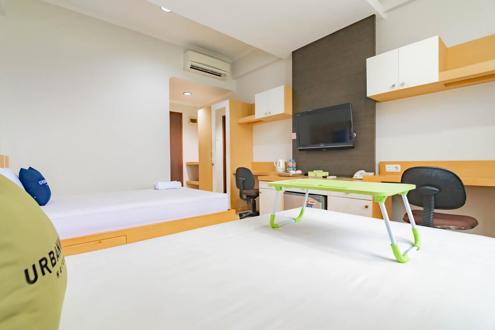 Urbanview Hotel Syariah Dapen Pontianak by RedDoorz Superior Twin Room 2
