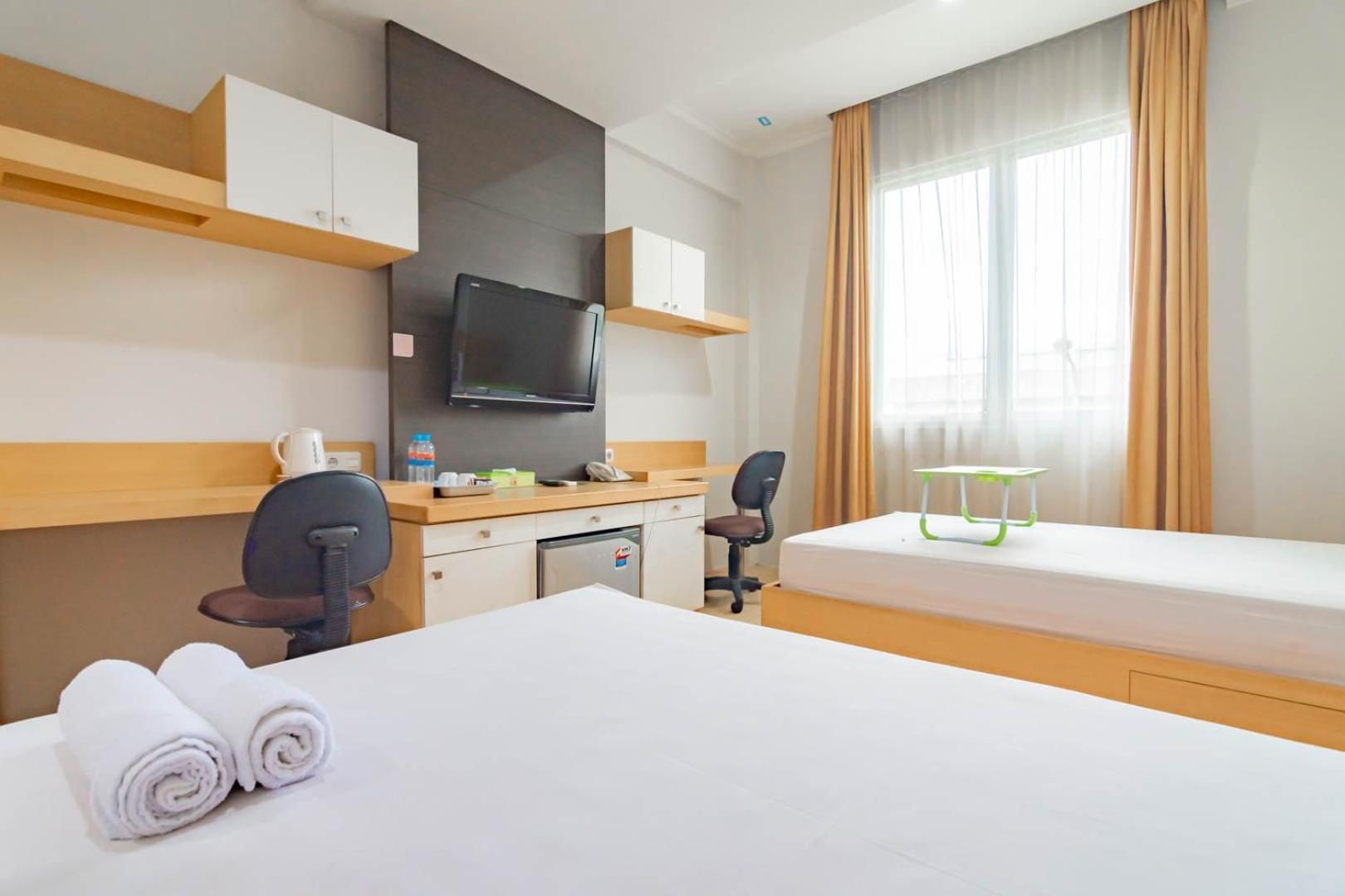 Urbanview Hotel Syariah Dapen Pontianak by RedDoorz Economy Double Room 2