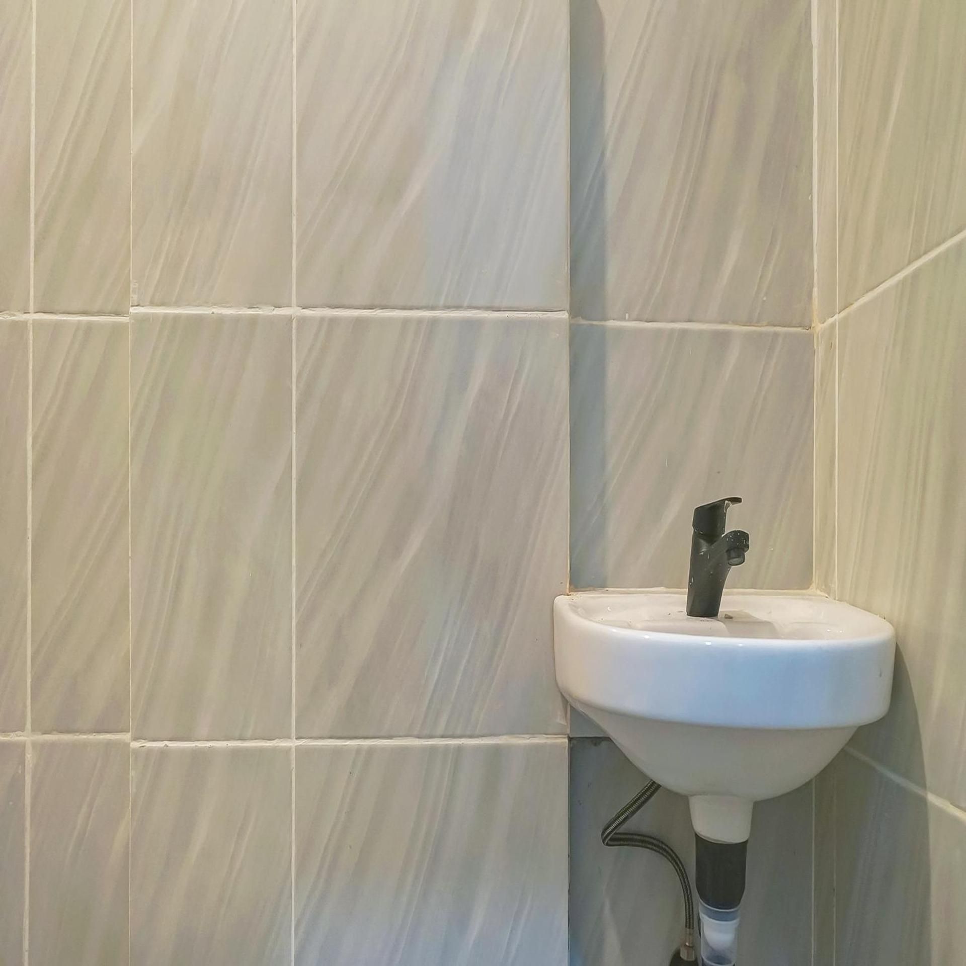 Urbanview Hotel Aloevera Pontianak by RedDoorz Standard Room 2