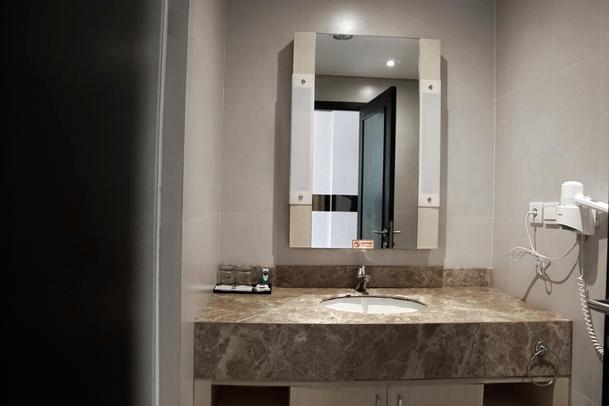 Maestro Hotel Pontianak Deluxe Room Non-Smoking 3