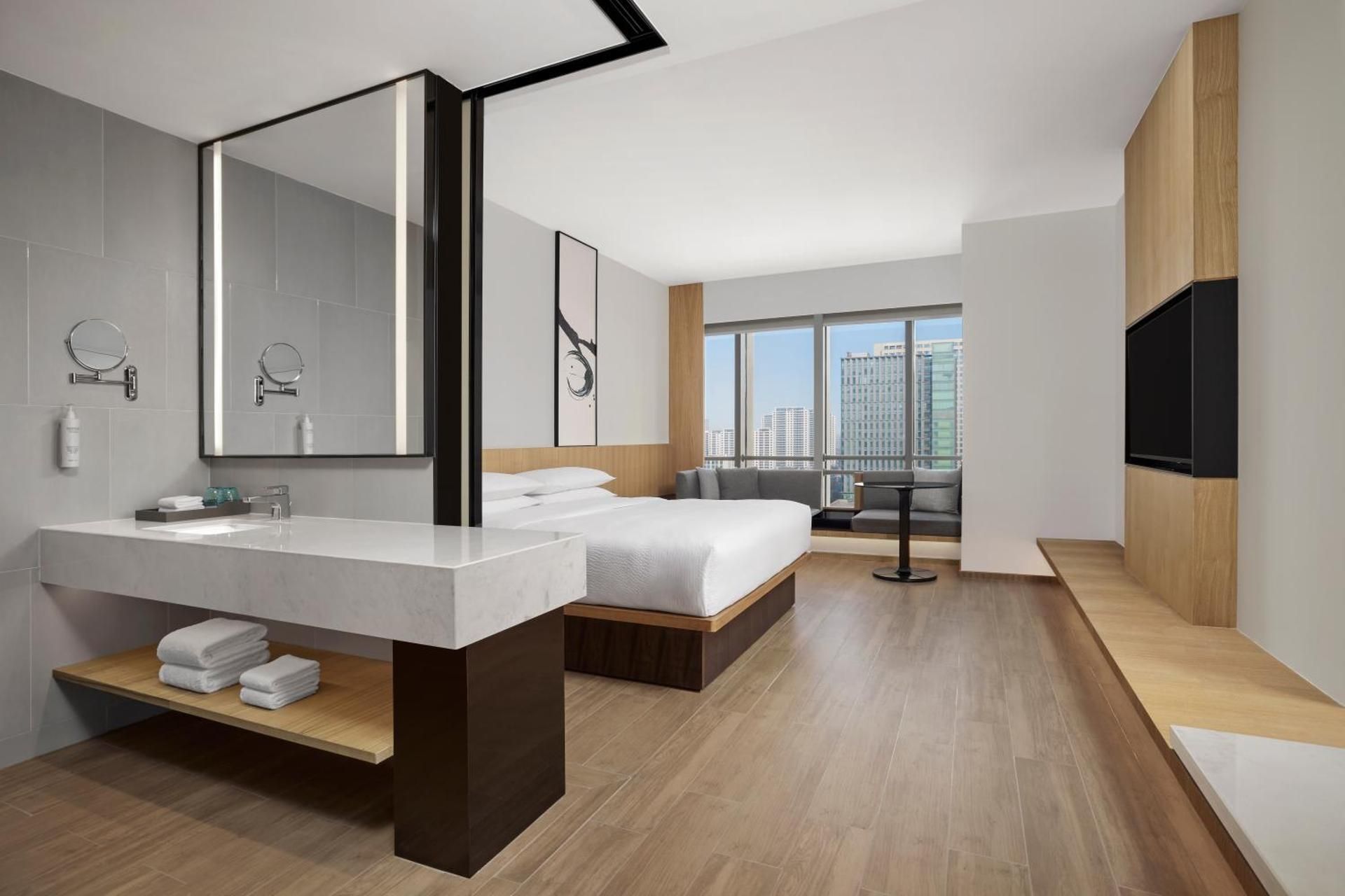 Large Corner King Room with City View