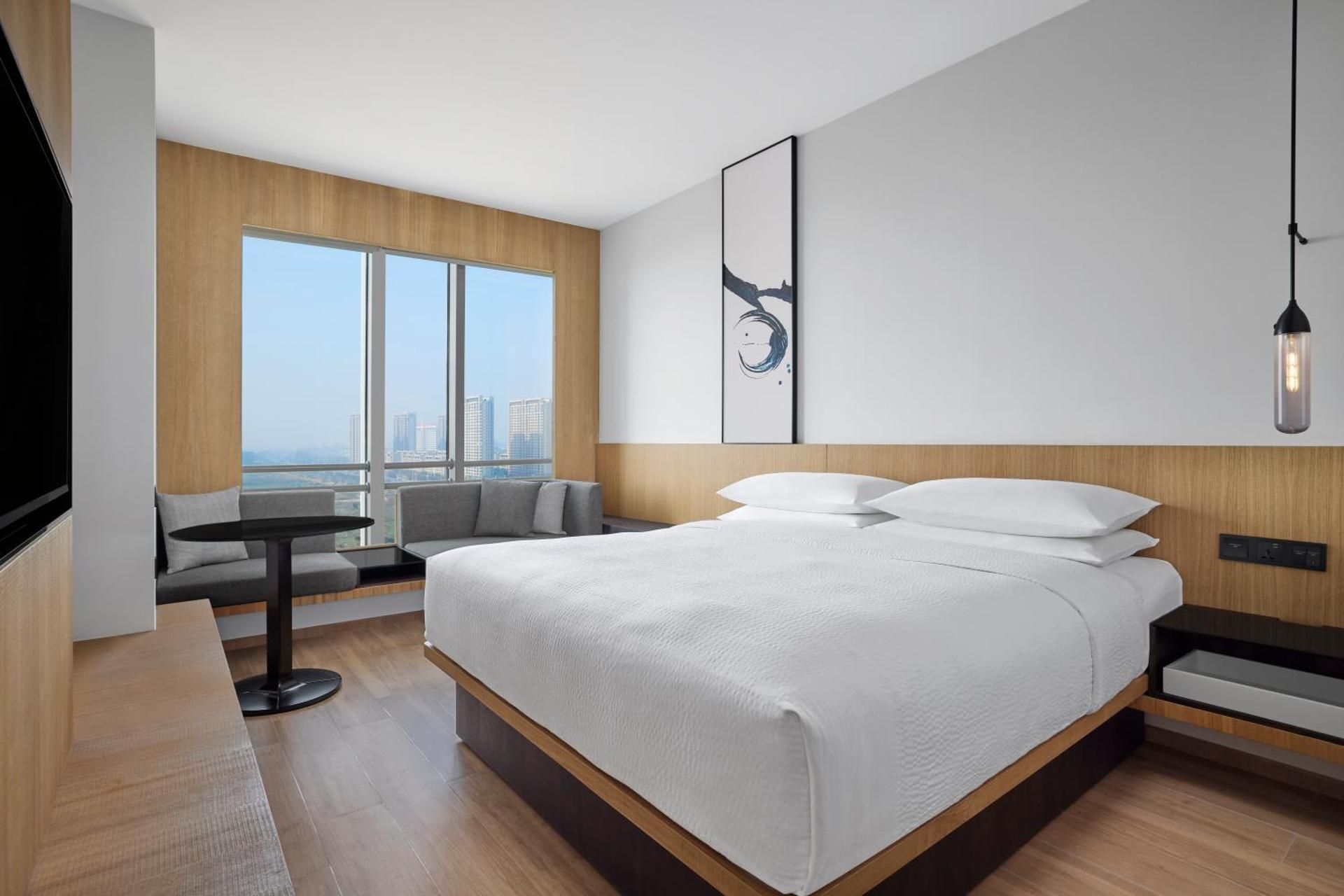 Large Corner King Room with City View