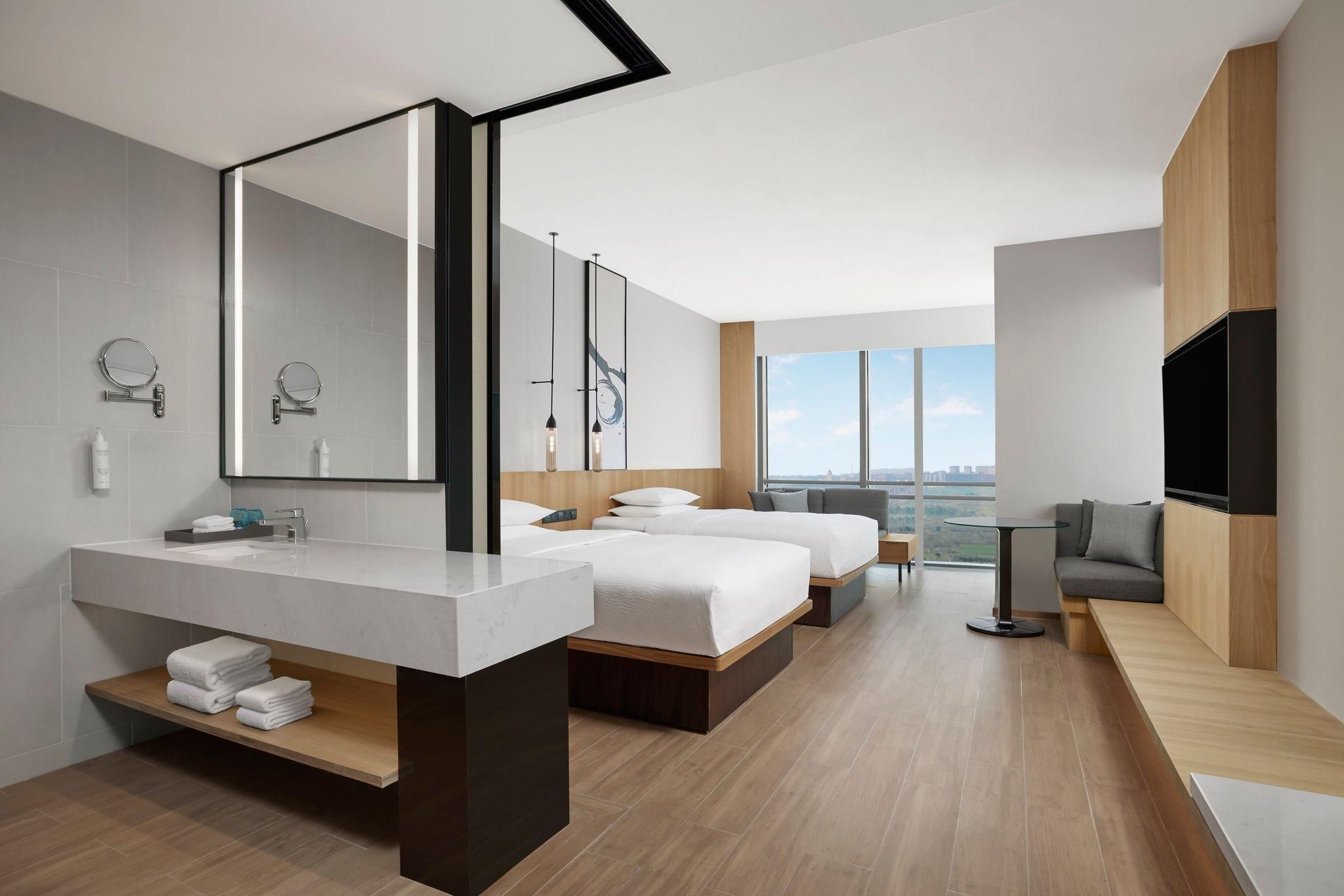Deluxe Corner Double, Larger Guest room, 2 Double, City view, Corner room