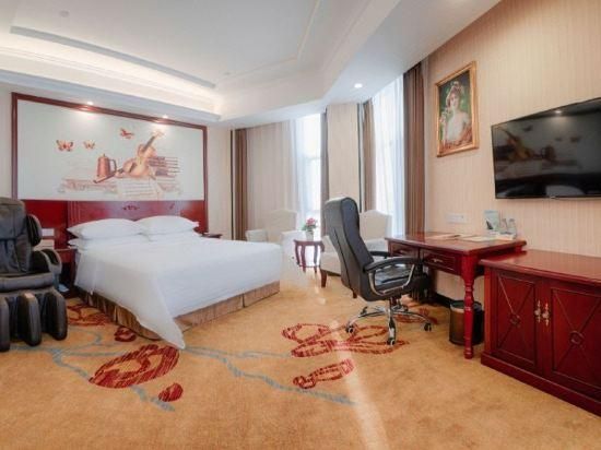 Vienna - Functional Chess Suite Room