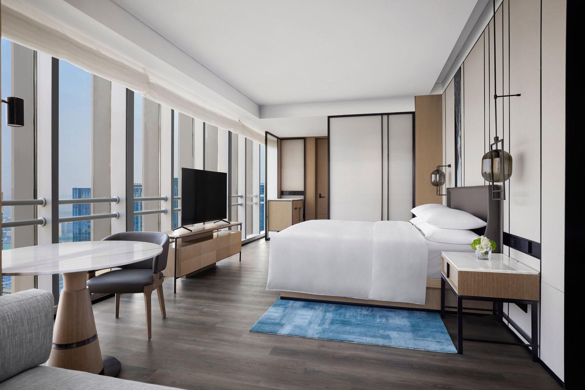 270° View Corner King, Larger Guest room, 1 King, City view, Corner room