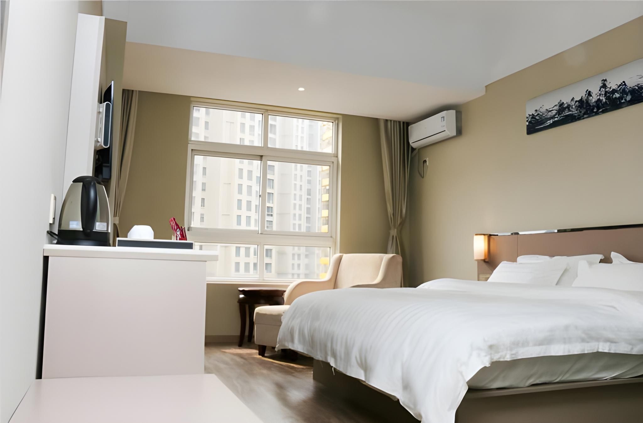 Stand Queen Room