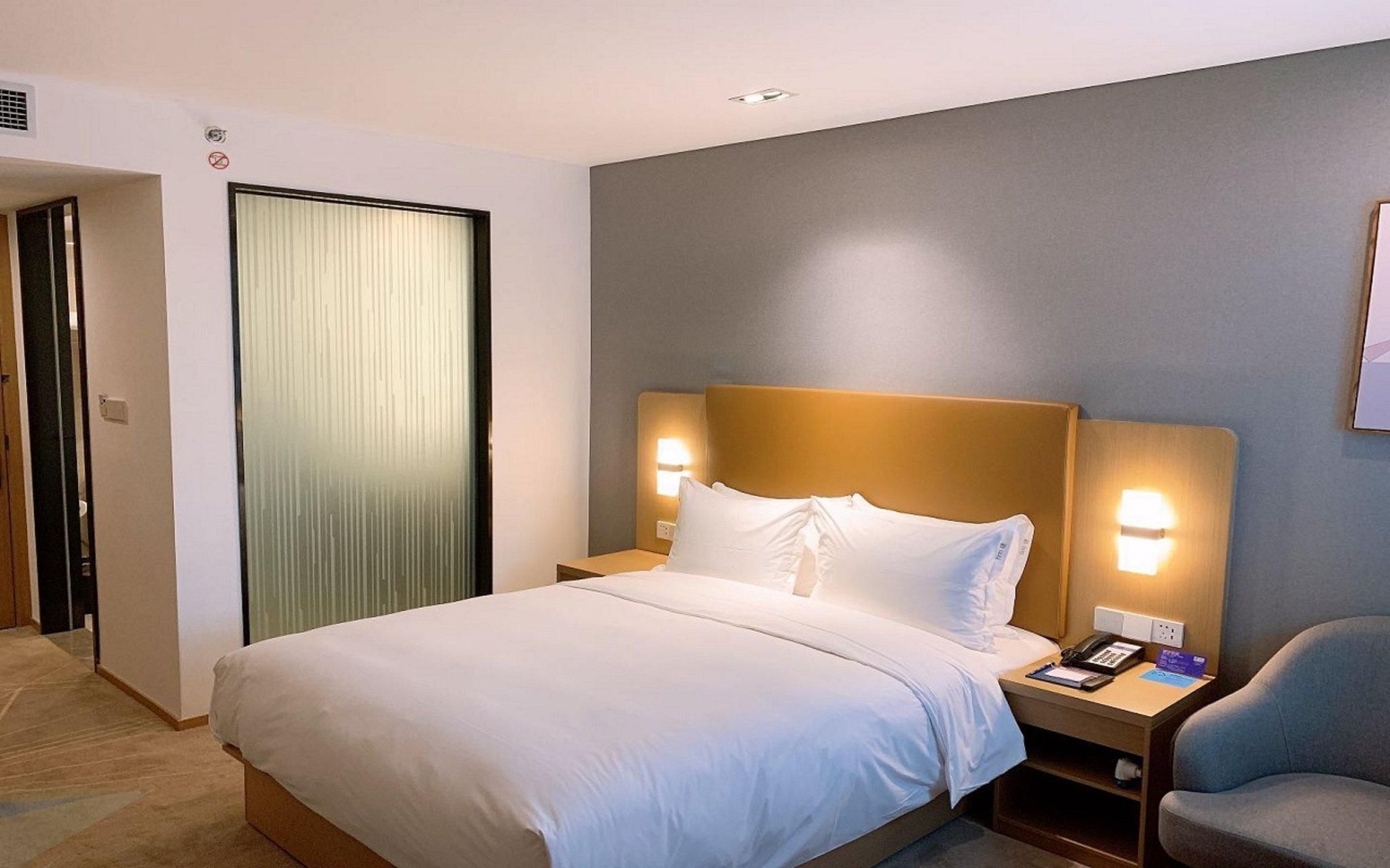 1 Queen Bed Standard