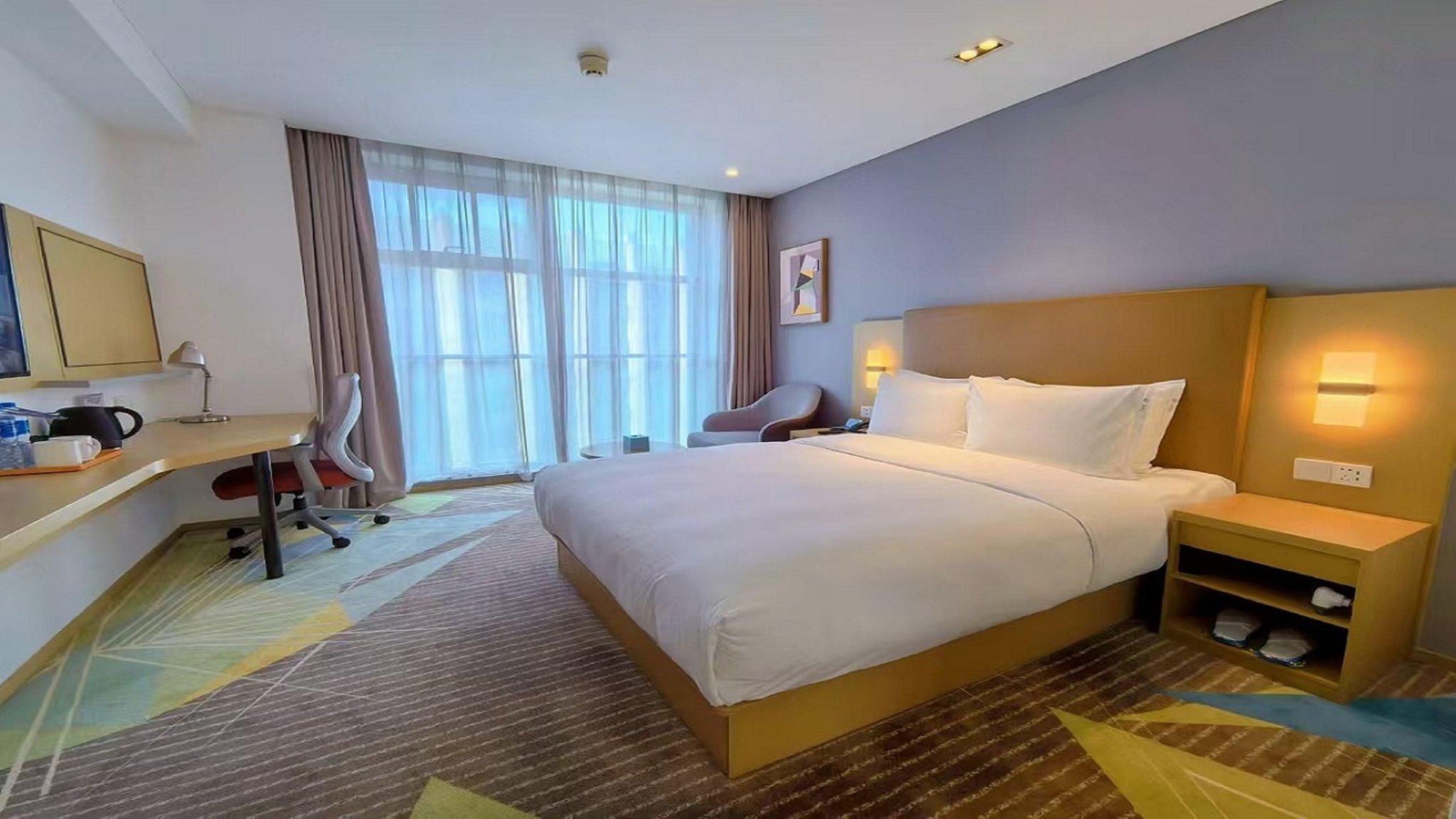 1 Queen Bed Standard