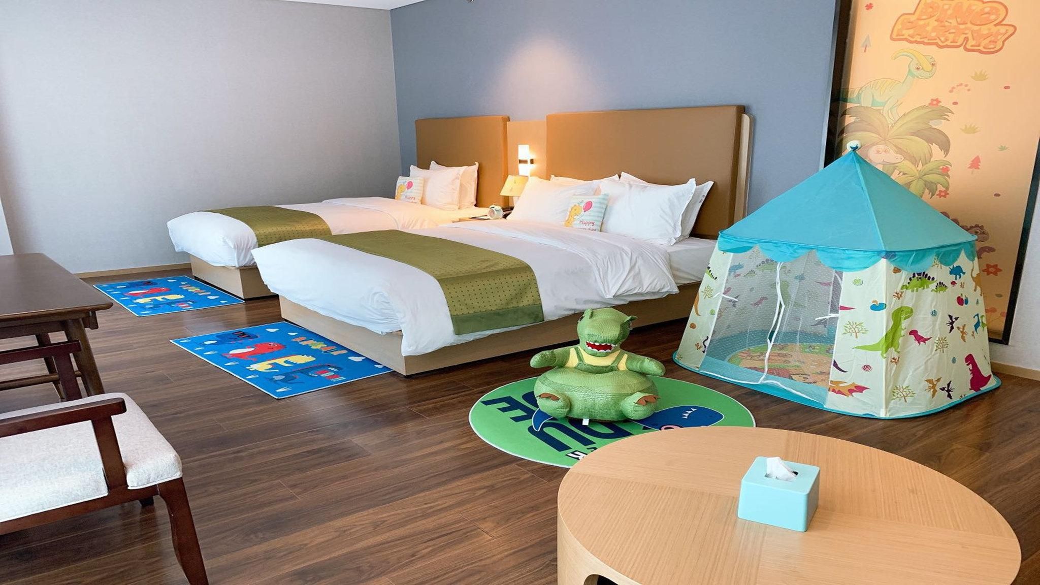 1 Queen Bed And 1 Single Bed Standard