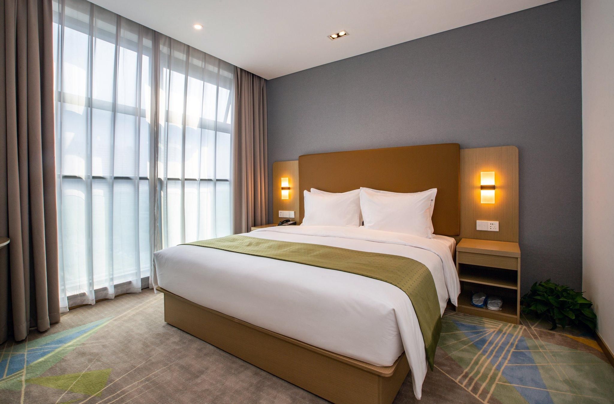 1 King Bed Standard Extra Floor Space