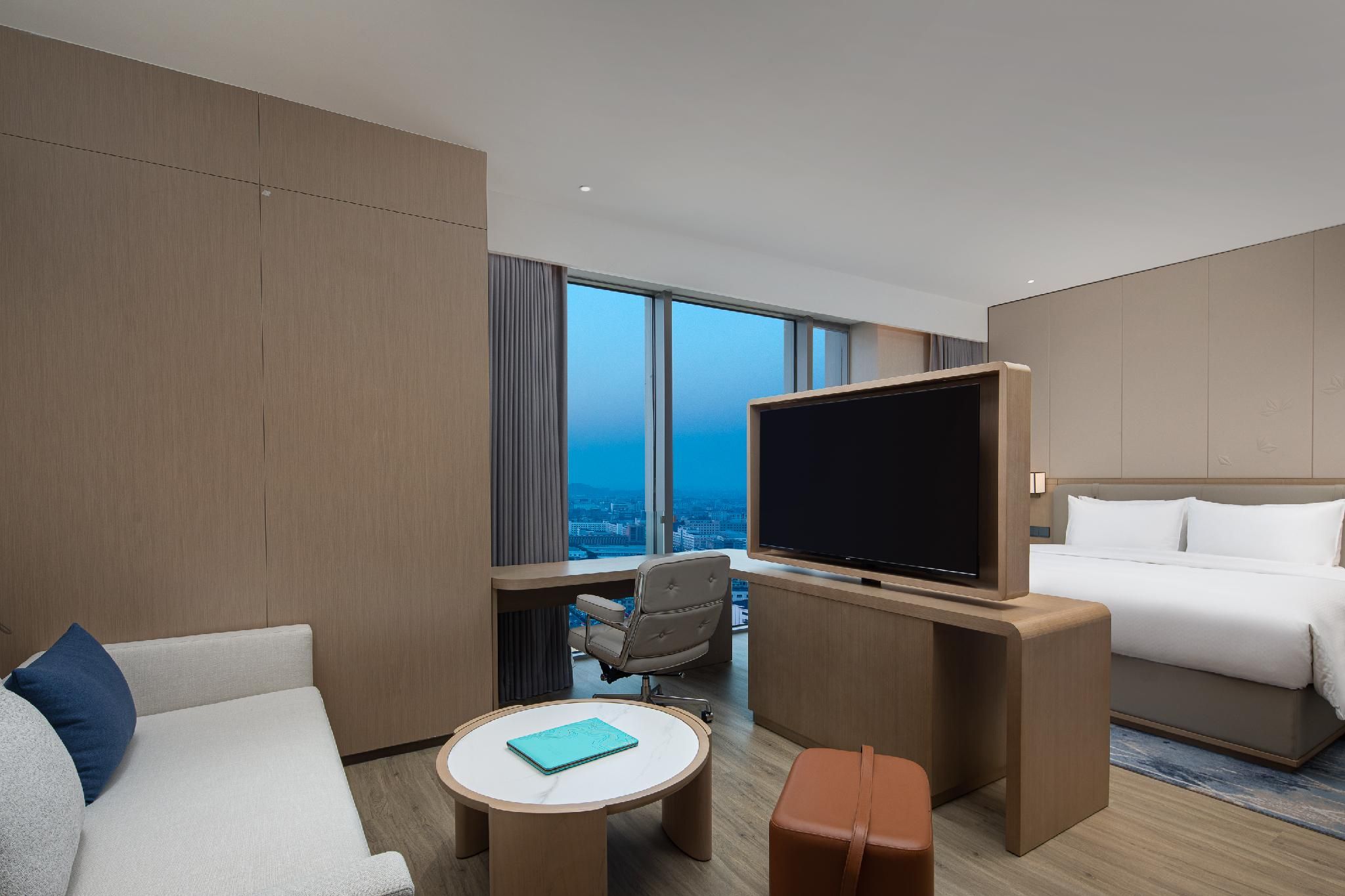 1 King Bed, Business Room, Non-Smoking