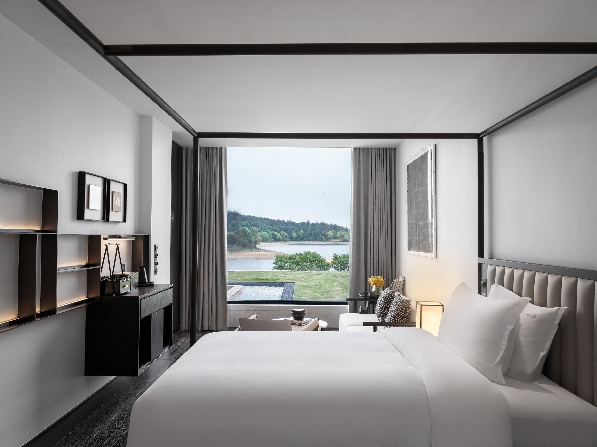 Family Room with Nature - Kid-Friendly