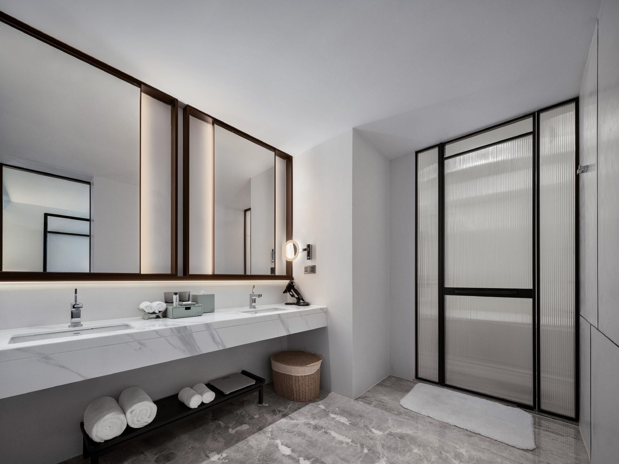 Family Room with Nature - Kid-Friendly