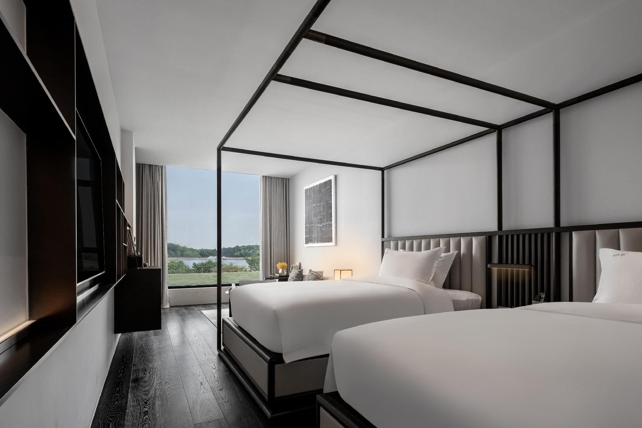 Family Room with Nature - Kid-Friendly