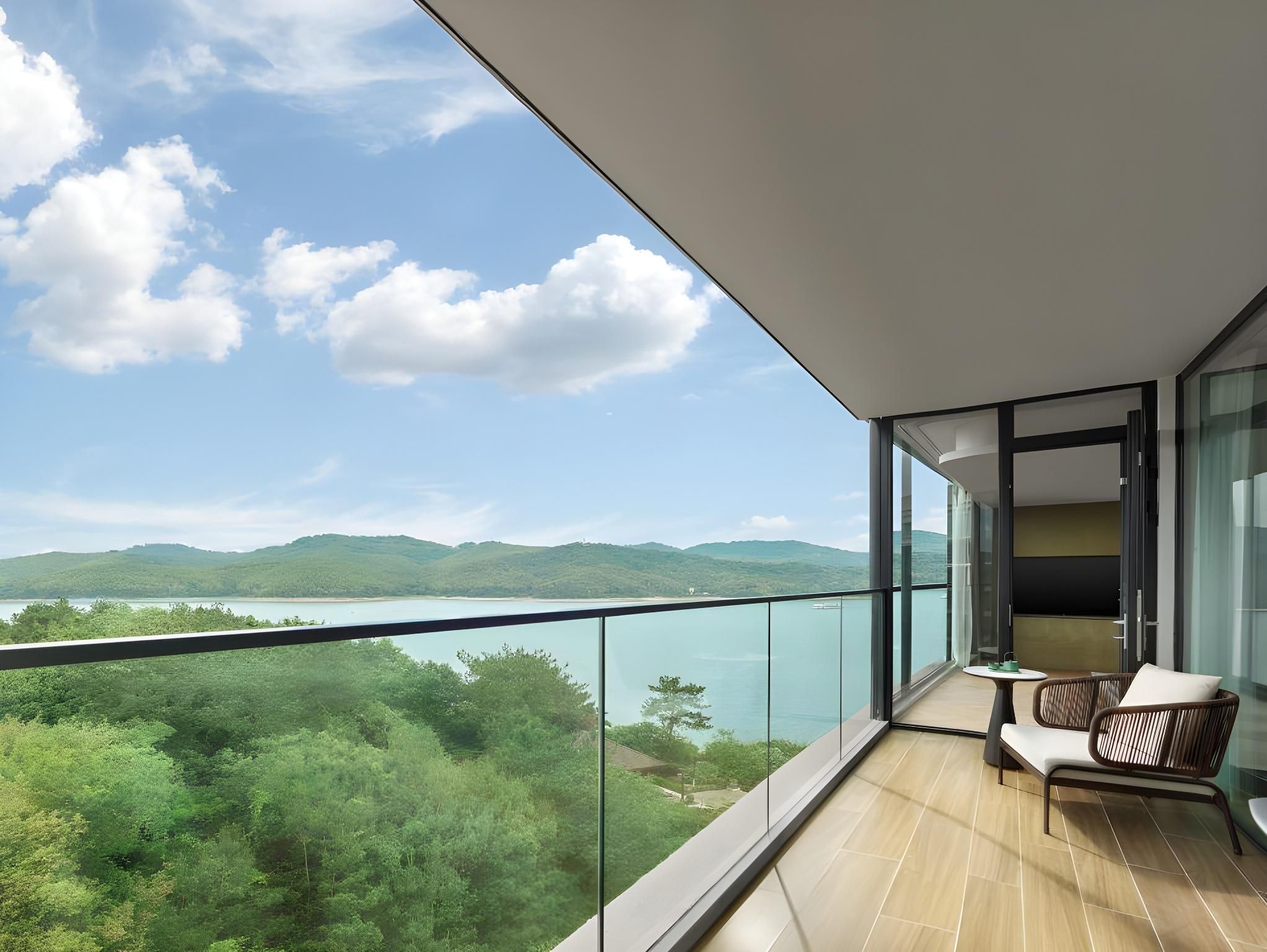 Suite with Lake View