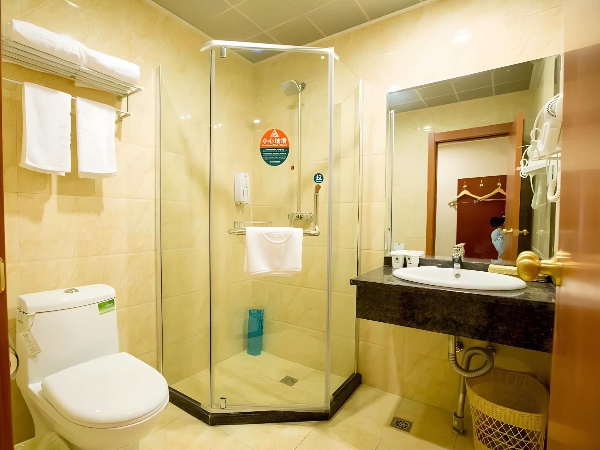 GTR - 1 Bed Guest Room with Aisle window