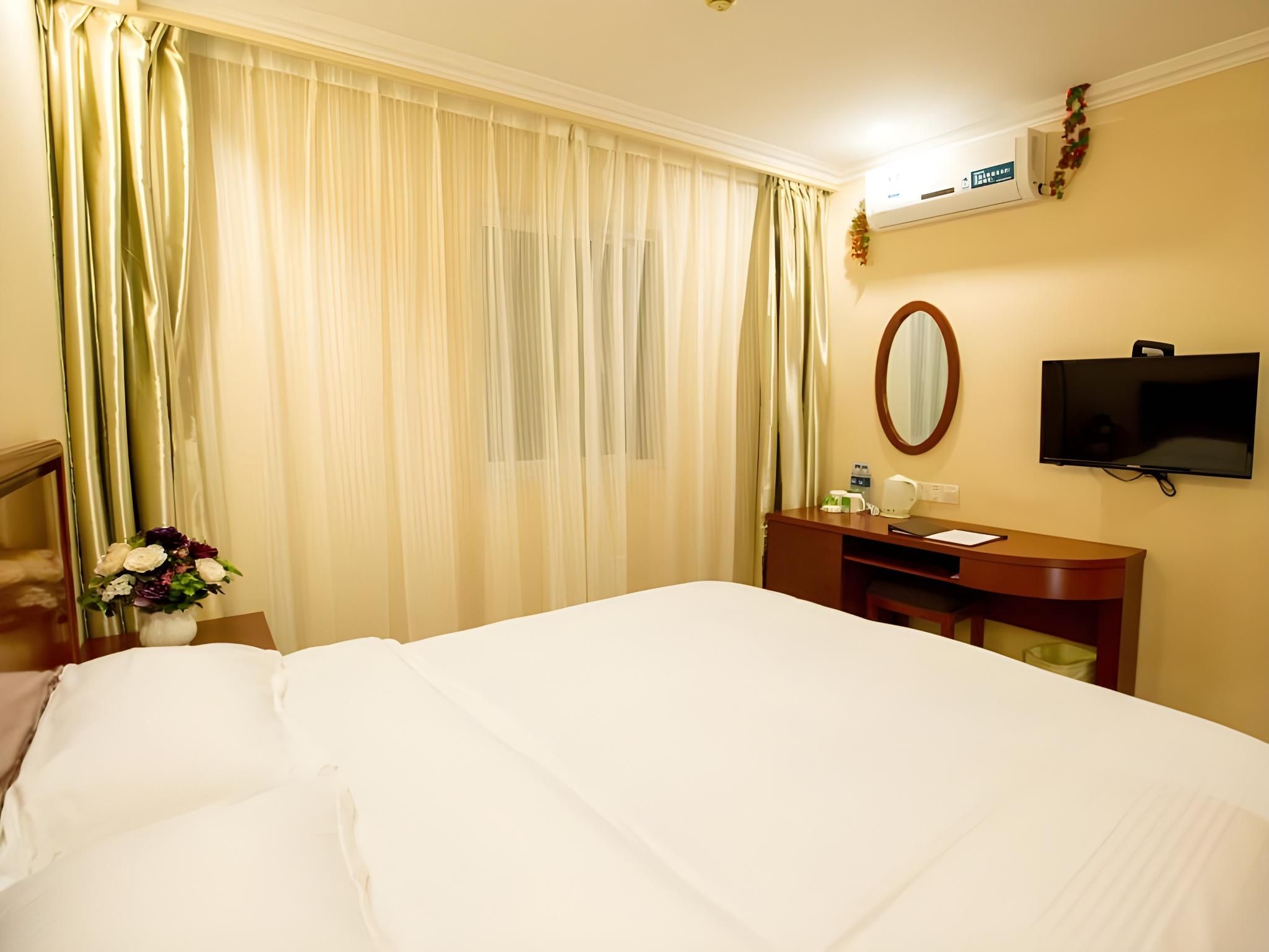 GTR - 1 Bed Guest Room with Aisle window