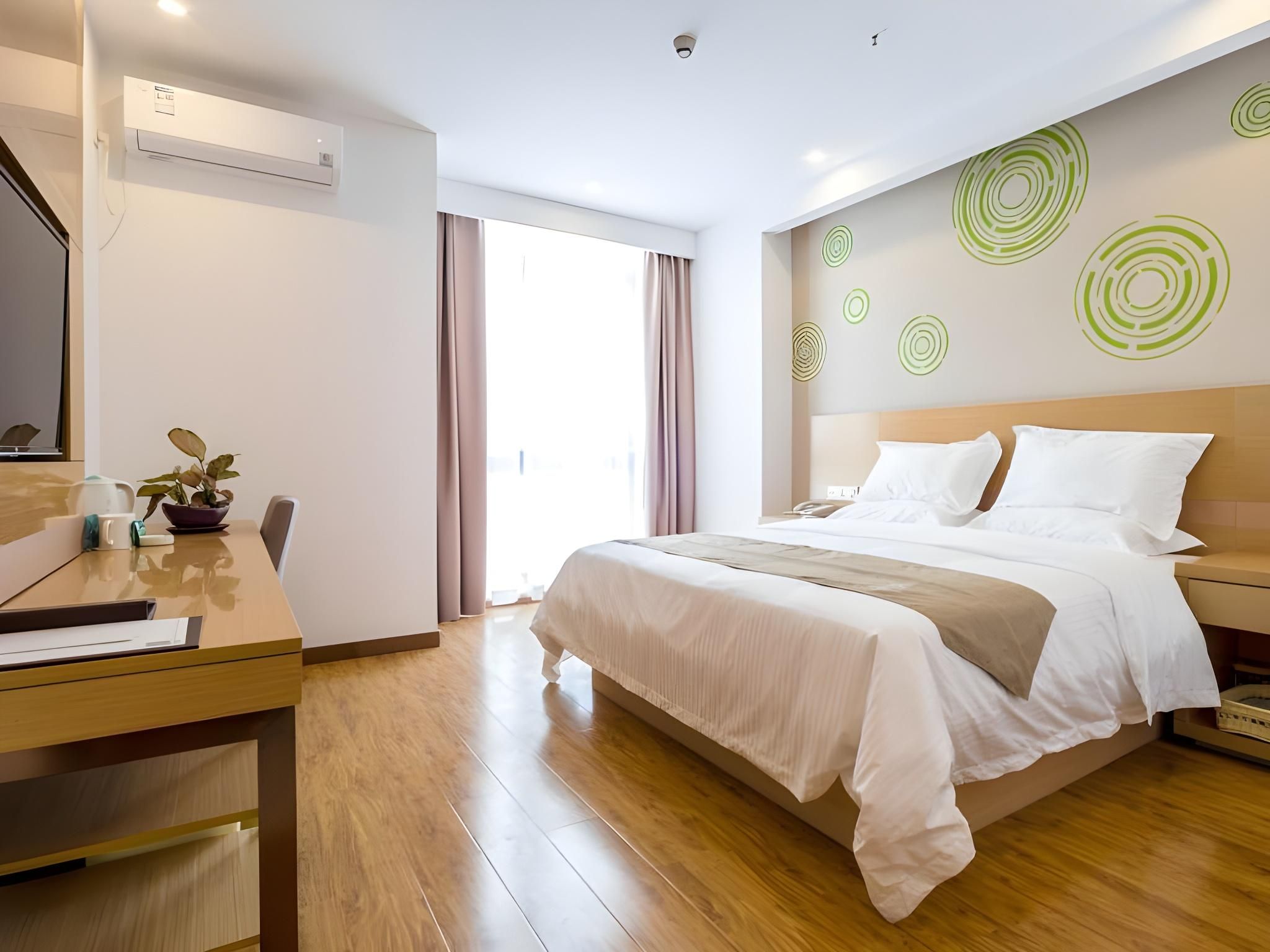 Hotel Queen Room