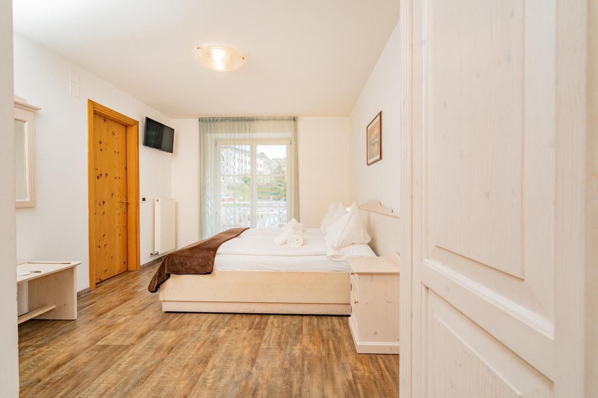 Double or Twin Room with Mountain View