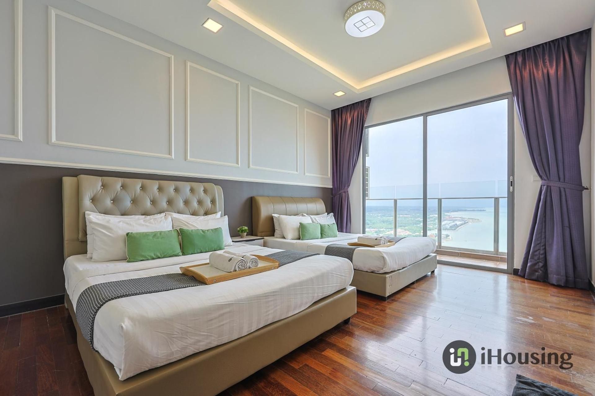 Apartment with Pool View