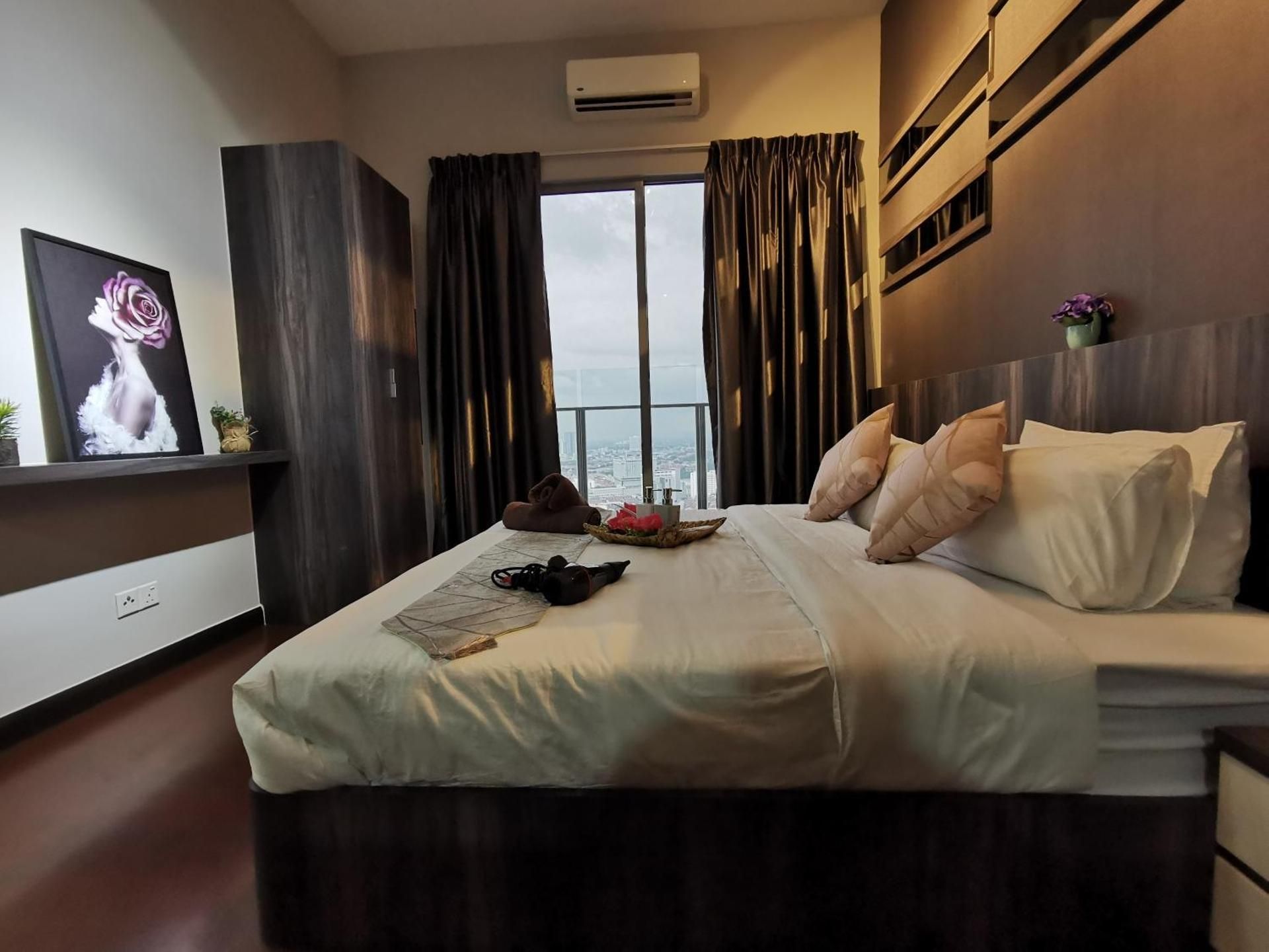 Deluxe King Studio (Private Bathtub and City View)