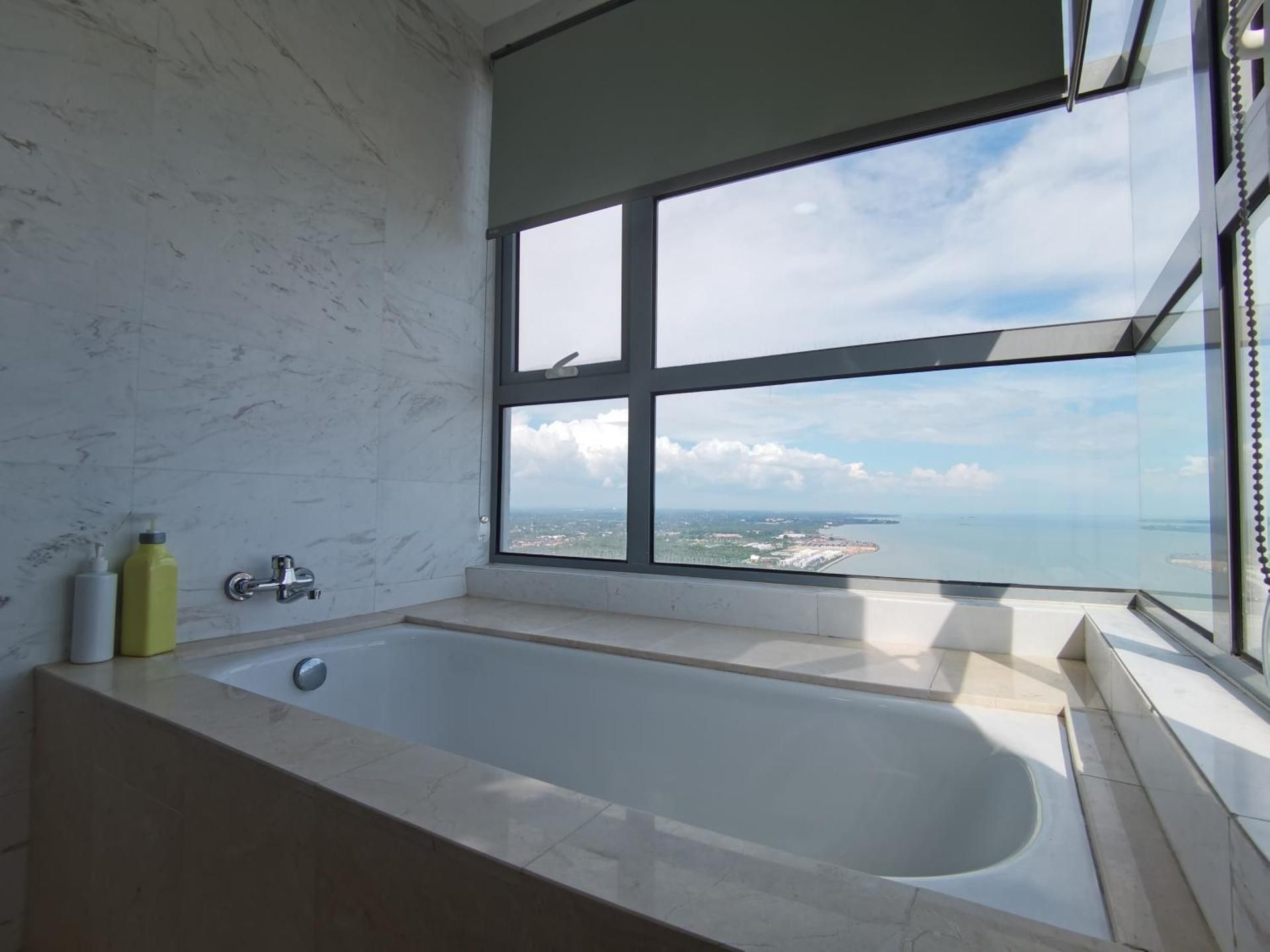 Luxury Family 3 Bedroom Suite (Private Bathtub and Sea View)