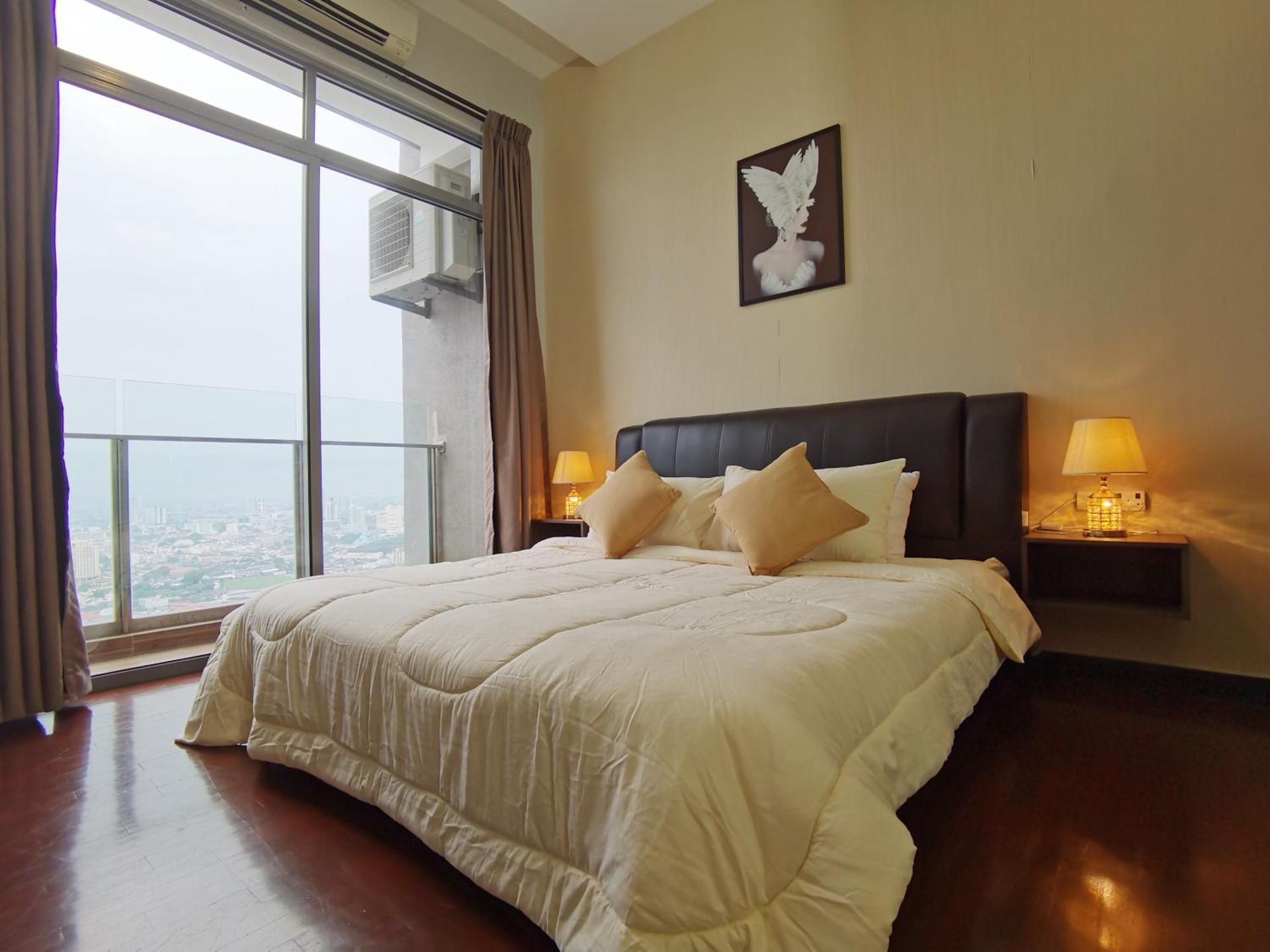 Superior King Studio (Private Bathtub and City View)