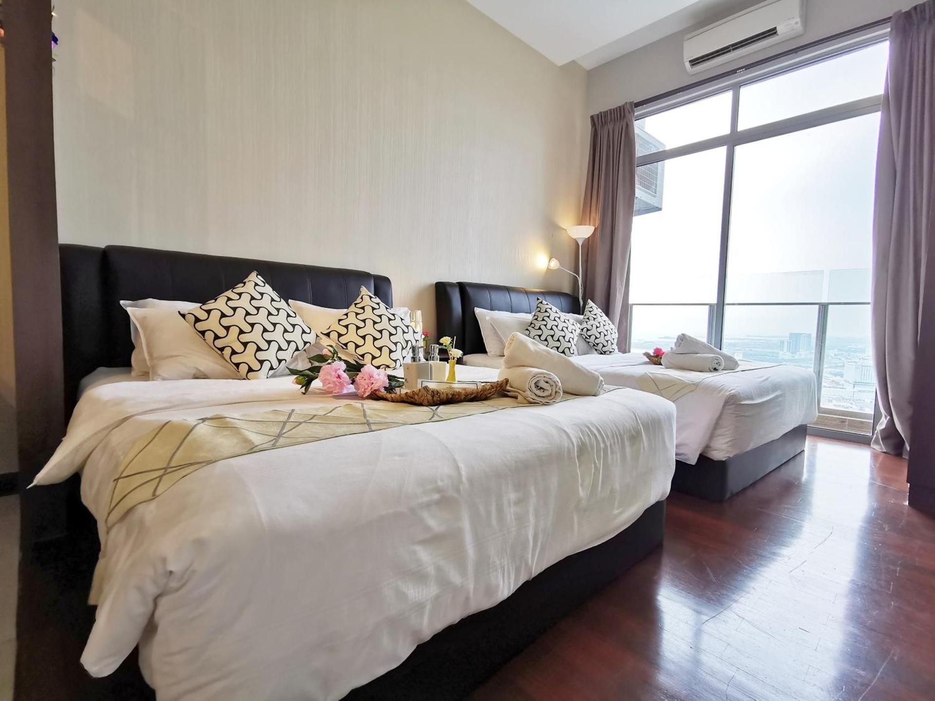 Deluxe Twin Studio (Private Bathtub and City View)
