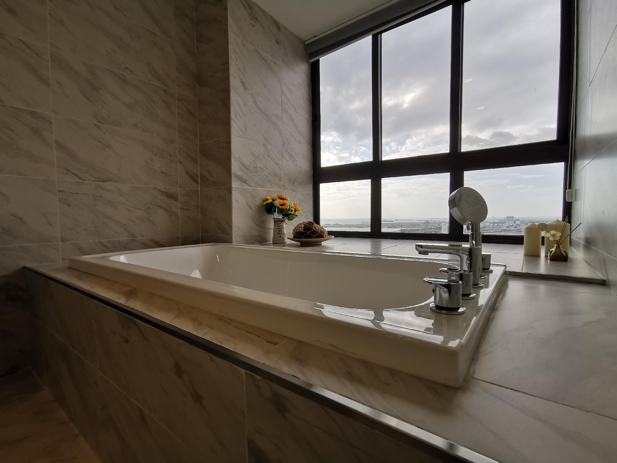 Deluxe City View Suite