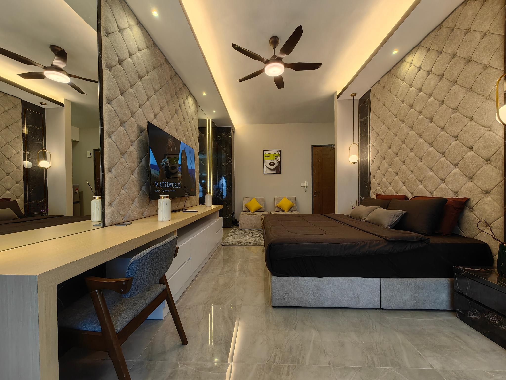Deluxe King Room with Bathtub