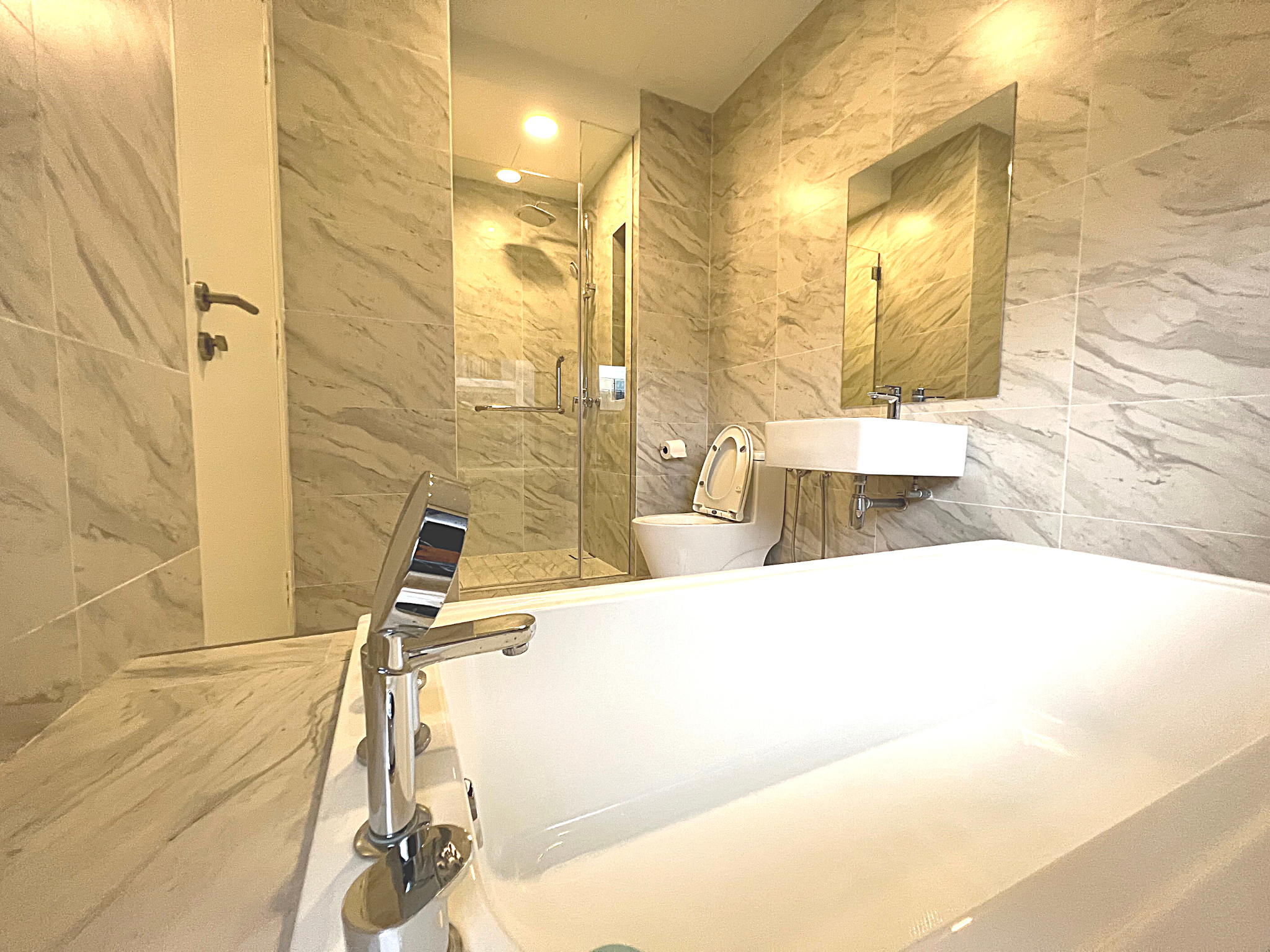 Deluxe Suite with Bathtub