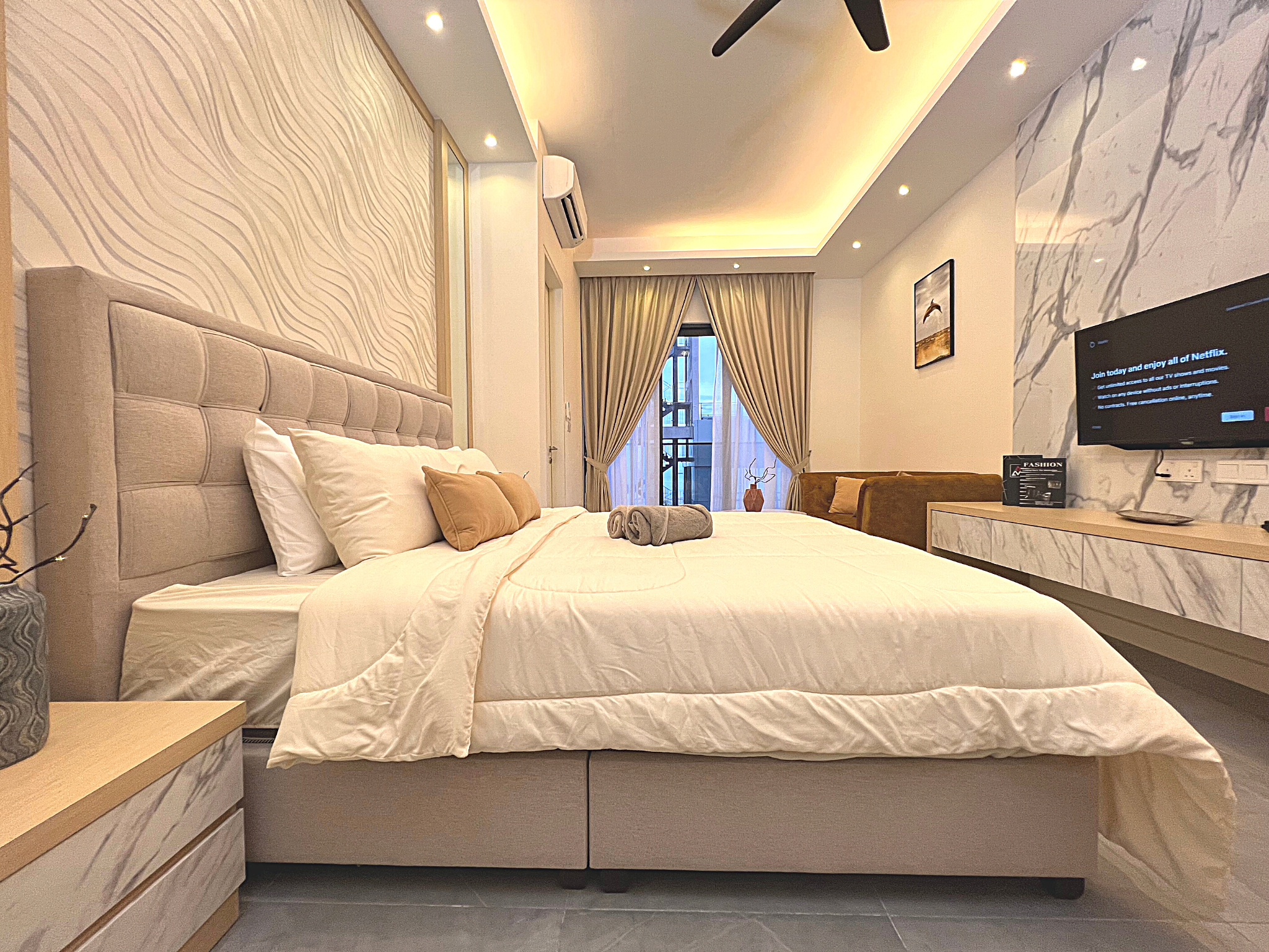 Deluxe Suite with Bathtub