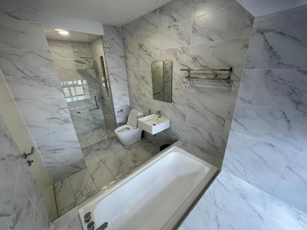 King Suite with Pool View