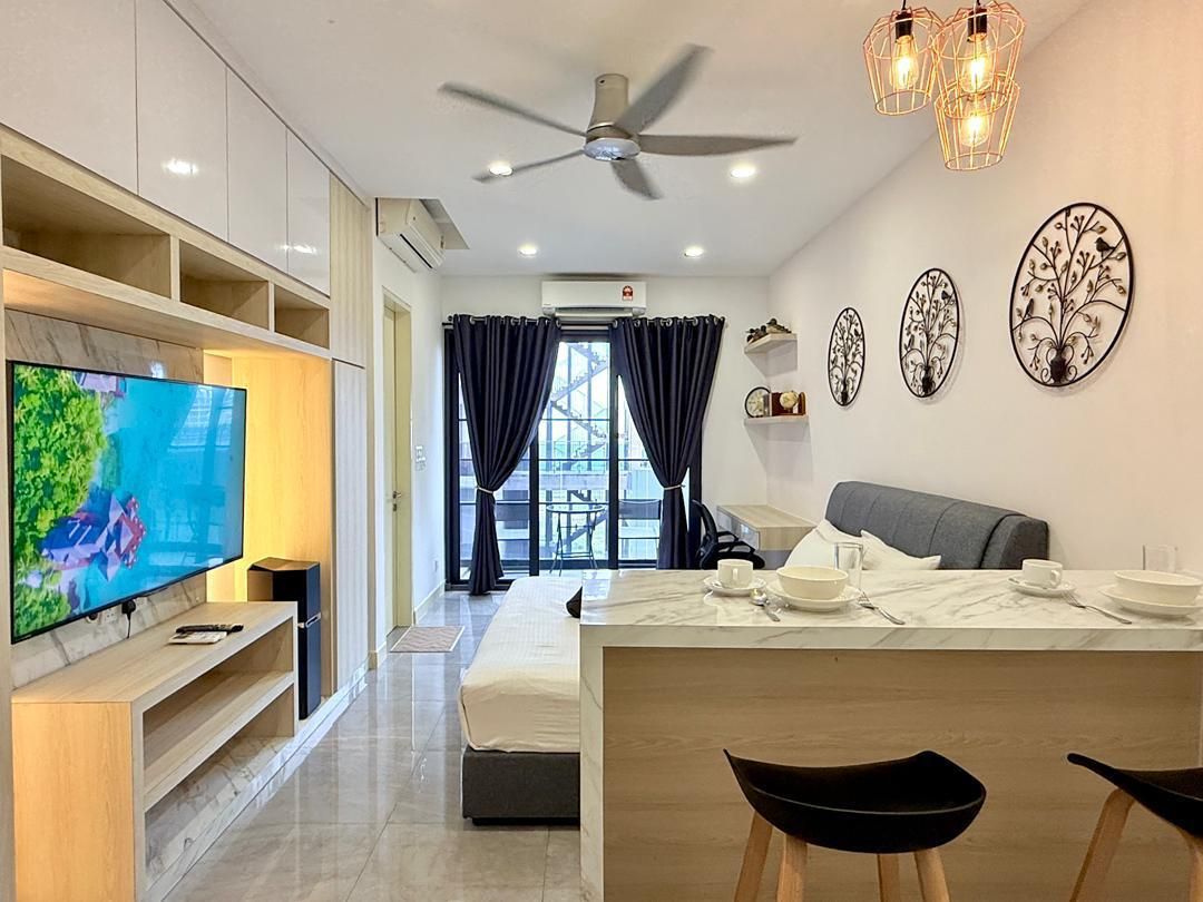 King Suite with Pool View
