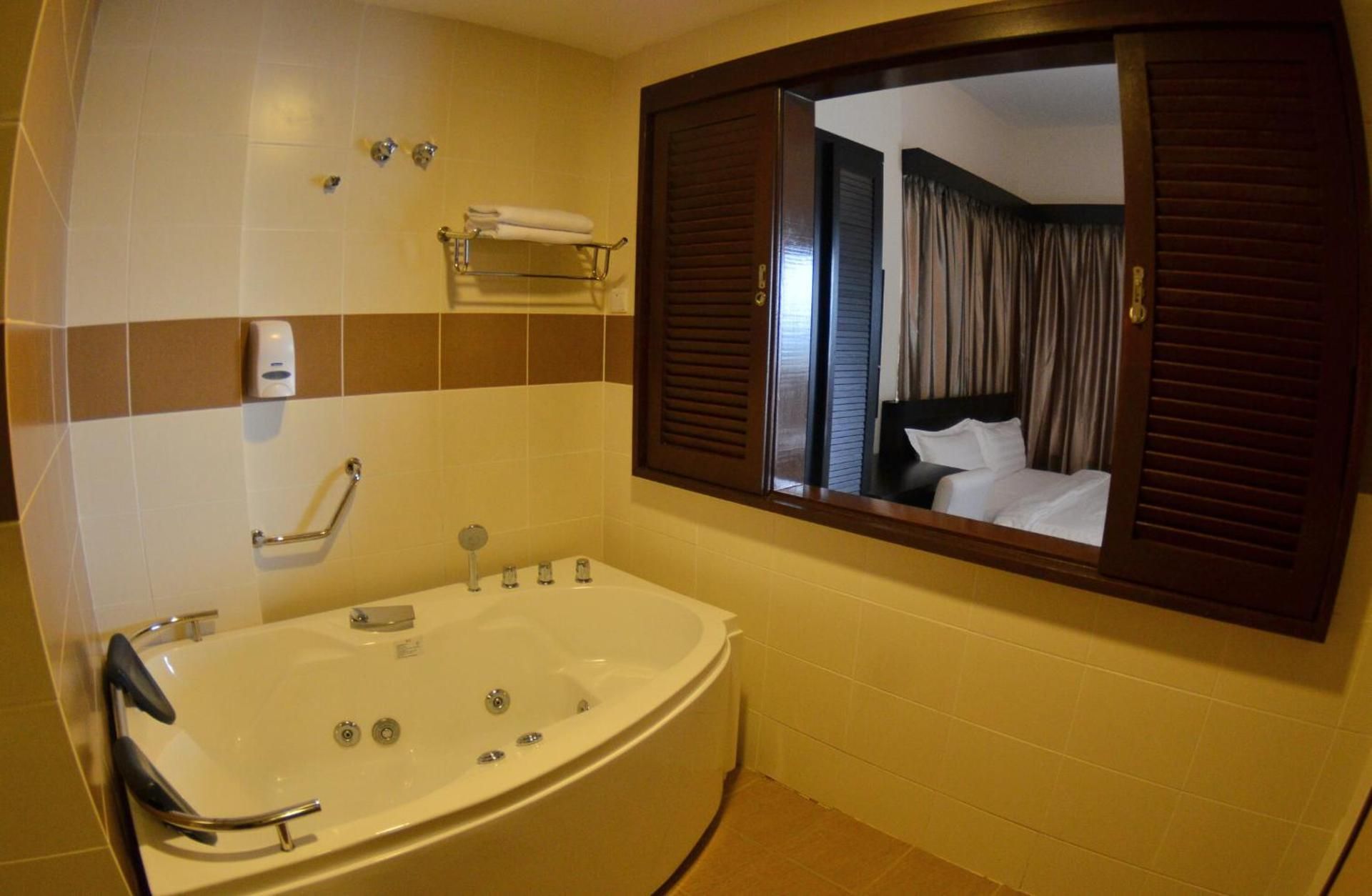 Studio with Spa Bath