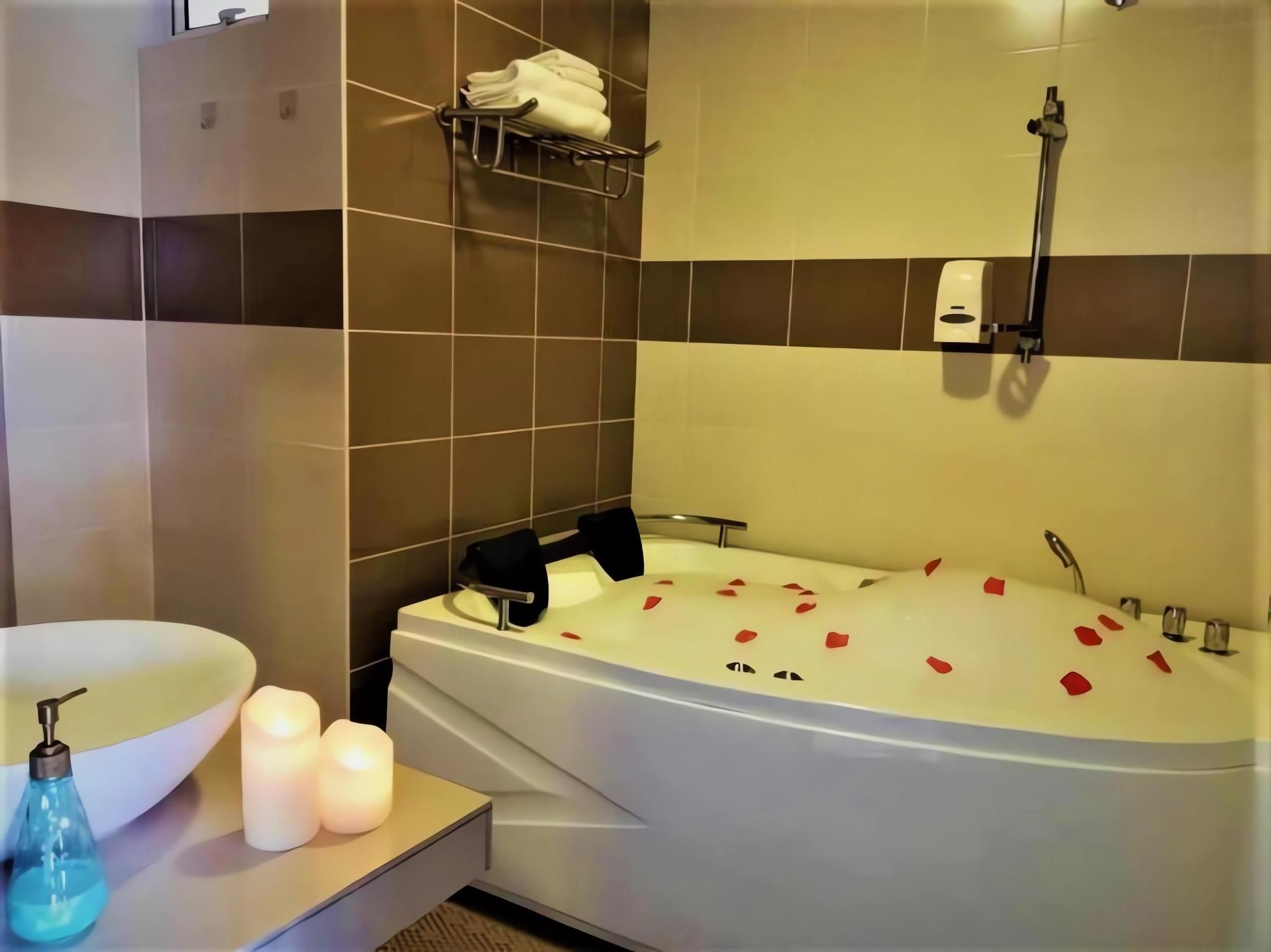 Studio with Spa Bath