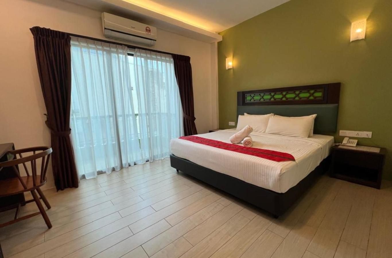 Classic Deluxe Suite with Balcony with Bathtub