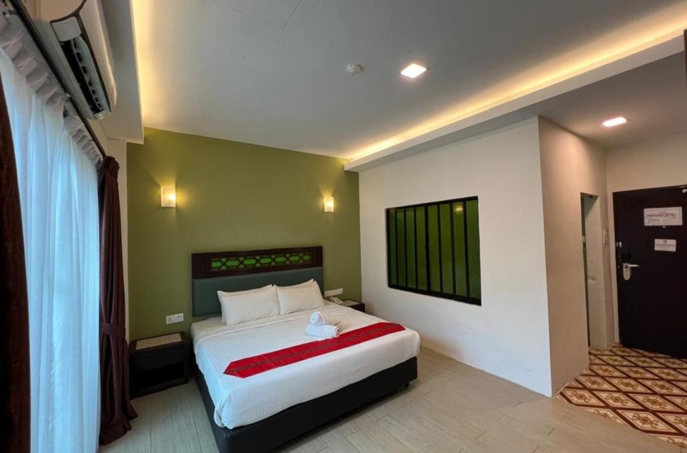 Classic Deluxe Suite with Balcony with Bathtub